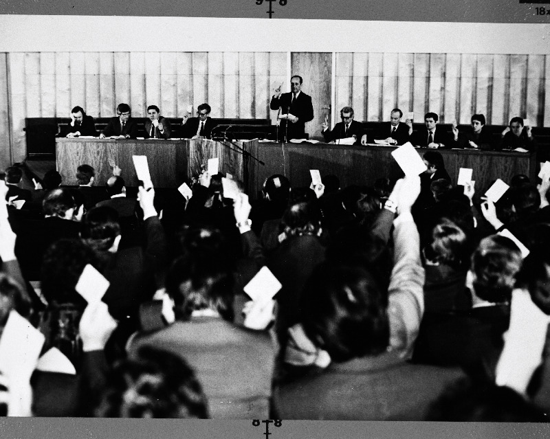 EKP XX kongress. Presiidiumis vasakult 1. EKP Viljandi Rajoonikomitee esimene sekretär Jaak Allik, 2. EKP Keskkomitee ideoloogiasekretär Mikk Titma, 3. EKP Haapsalu Rajoonikomitee esimene sekretär Arder Väli, 5. EKP Keskkomitee esimene sekretär Vaino Väljas, 7. EKP Tallinna Linnakomitee esimene sekretär Enn-Arno Sillari.