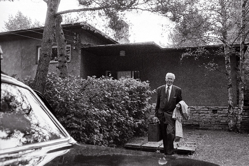 Lennart Meri tuleb auto juurde. Nõmmel.