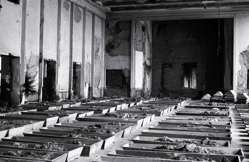 Terroriohvrite laibad kirstudes Töölismajas.