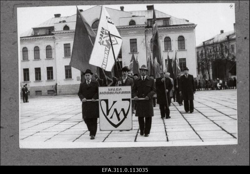 Valga Mööblivabriku töötajad Suure Sotsialistliku Oktoobrirevolutsiooni 65. aastapäeva demonstratsioonil.
