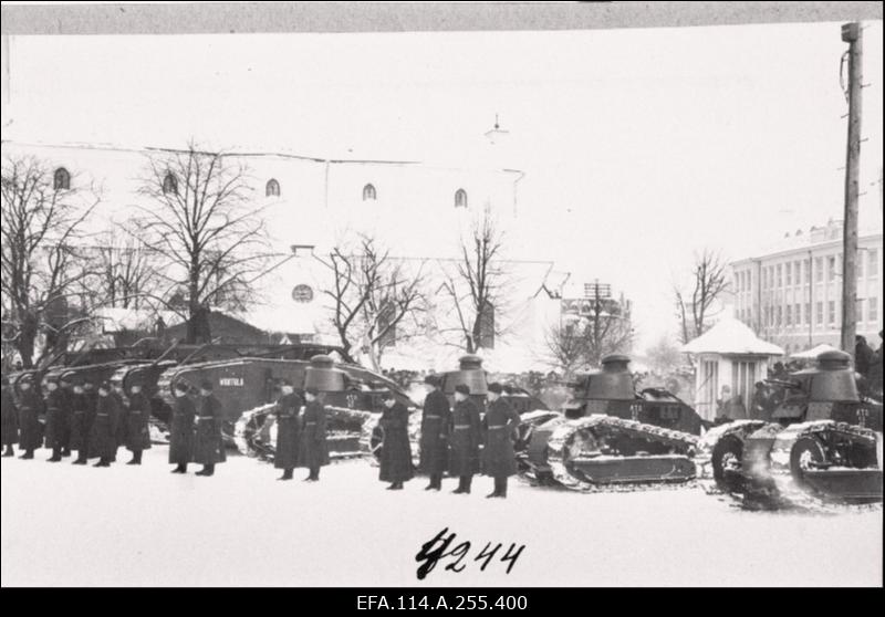 Vabadussõda. Sõjategevus Volmari piirkonnas. Soome vabatahtlikud Eestis. Tallinna garnisoni sõdurite eluolu, spordivõistlused Kalevi spordiväljakul, paraadid, õppused, õppelaagrid. Vabariigi aastapäeva paraadid. Riigikogu istung. Pilte Eesti Sõjamuuseumi eksponaatidest.