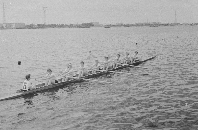 Võistlused sõudmise 100 aastapäeva tähistamiseks. (Esimene sõudeklubi Venemaal asutati 1860 aastal Peterburis).