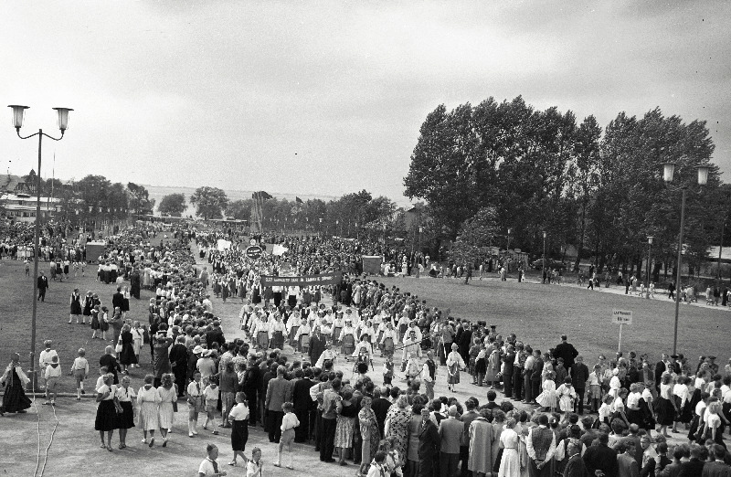 Eesti NSV XV üldlaulupeost osavõtjate rongkäik Lauluväljakul.