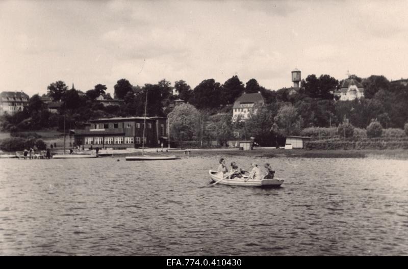 Vaade Viljandi järvelt turismibaasi (endine rannakasiino) suunas.