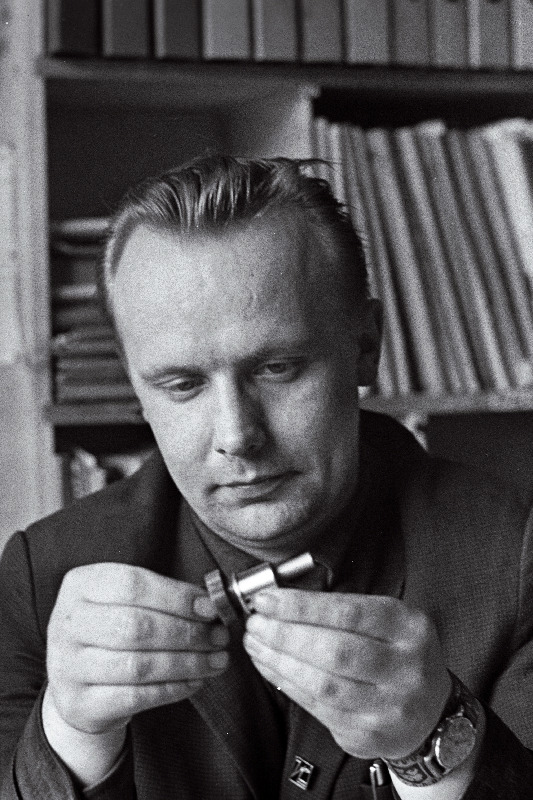 Kontrollmõõteriistade Katsetehase pneumaatikajaoskonna vaneminsener Vello Vember.