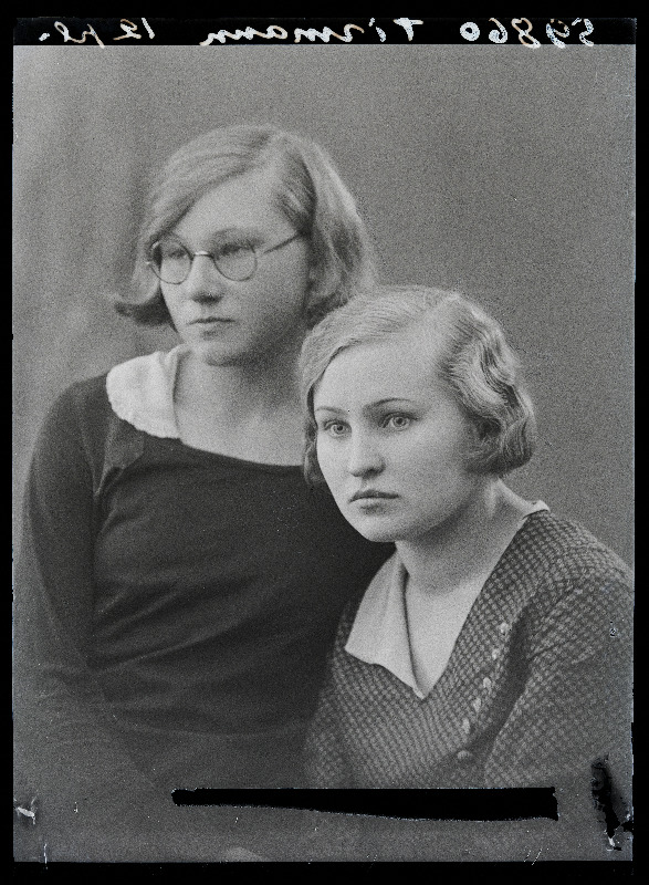 Kaks naist, (foto tellija Tirmann).