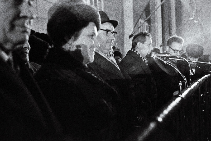 EKP Narva Linnakomitee esimene sekretär J.Volkov Eesti Töörahva Kommuuni 50. aastapäevale pühendatud Narva linna töötajate pidulikul miitingul esinemas.