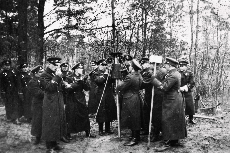 Sõjakooli ohvitserideklasside jalaväe klassi lipnikud väliõppusel pumbakaevu šahti rammimas.