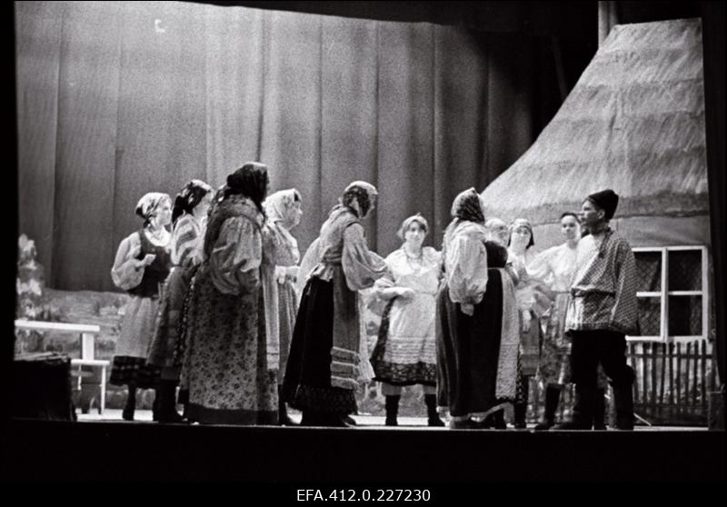 Rapla raj Märjamaa Kultuurimaja näitering kunstilise isetegevuse festivalil esitamas Aleksandrovi operetti "Pulmad Malinovkas".