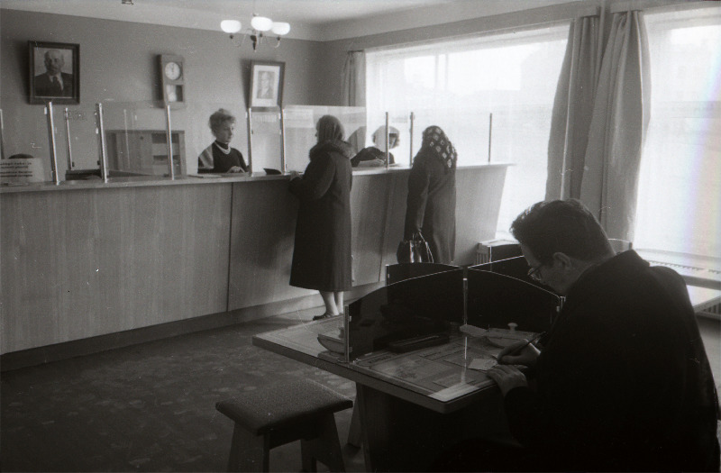 Vaade Pärnu maanteel uutes ruumides avatud Riikliku Tsentraal-Tööhoiukassa operatsioonisaali.