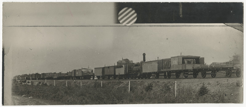 Laiarööpmeline soomusrong nr. 4 1919. aastal, paremal servas suurtükiplatvorm "Kõu"