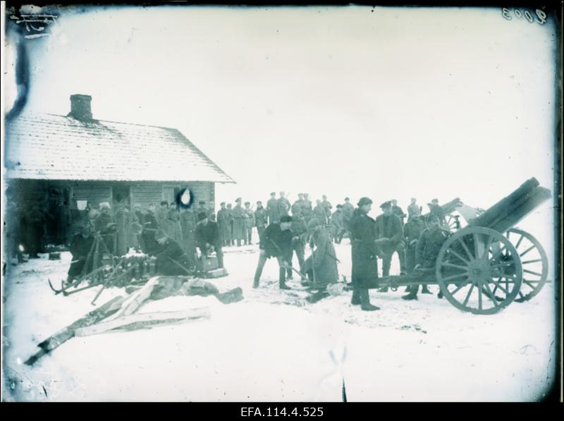 Vabadussõda. 1.Suurtükiväepolgu 3.patarei kaks saksa 77 mm suurtükki positsioonil Ruhja (Rujiena) lähedal.
