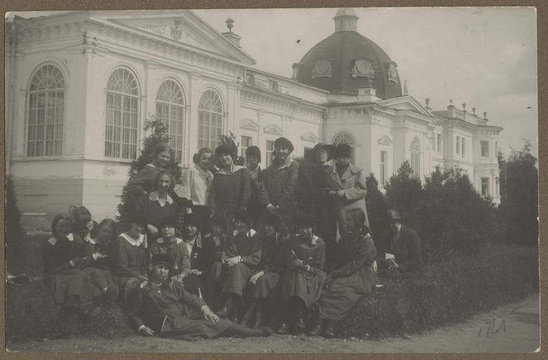 Pärnu linna tütarlastegümnaasiumi ekskursioonigrupp Tartus, grupifoto