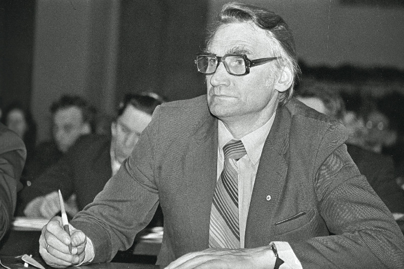 L. Kullmani nimelise Tartu 16. Kutsekeskkooli direktor Eino Ojastu vabariigi kutsekoolide direktorite nõupidamisel.