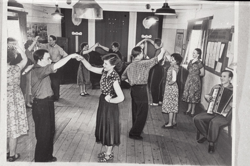 Tartu Kammivabriku rahvatantsurühm ringijuht Viga juhatusel tantsimas.