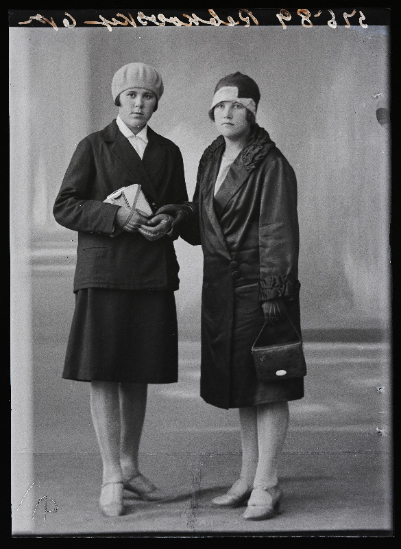 Kaks naist, (foto tellija Rebkowsky [Rebkovski]).