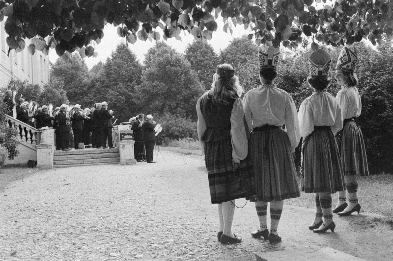 Tartu pasunakoor hommikusel äratusmängul Toompea lossi aias juubelilaulupeo avapäeval.