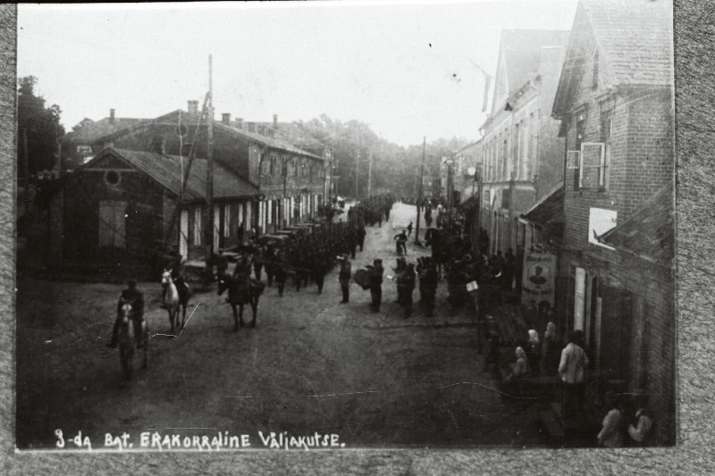 Vabadussõda. 2.Jalaväepolgu 3.pataljon marssimas Marienburgis (Aluksne).
