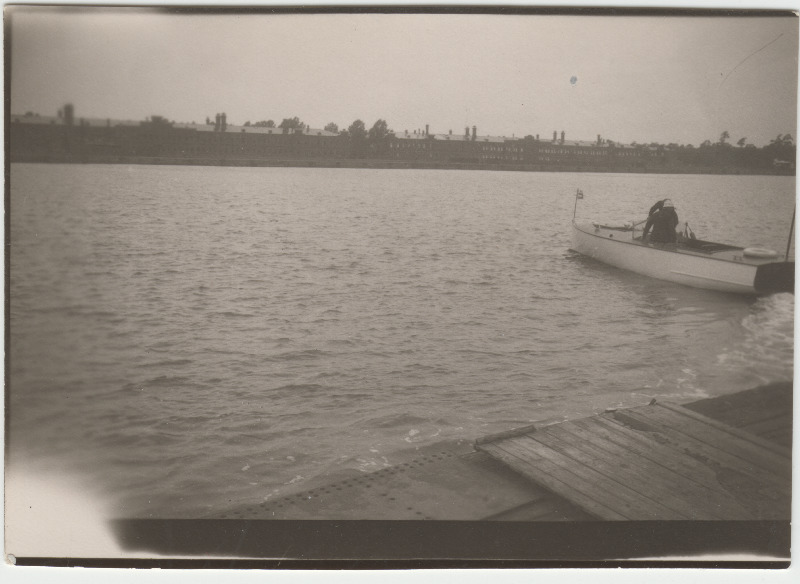 Vaade paadikailt mereäärsetele hoonetele