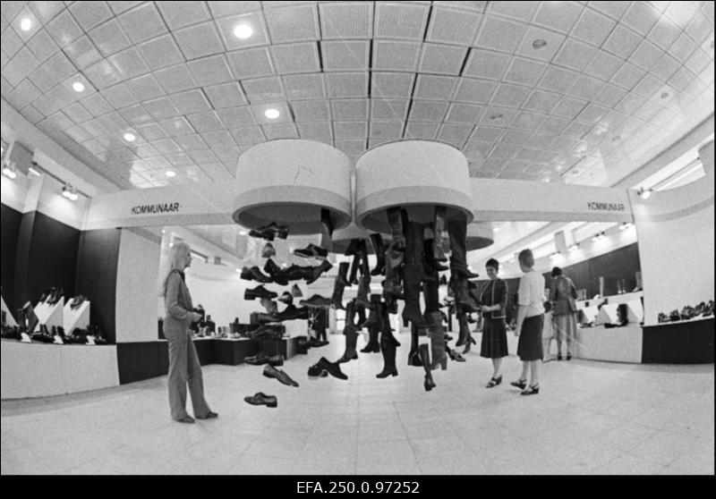 Vaade näituselt „Jalats 78/79“ Pirita tee näitusepaviljonis.