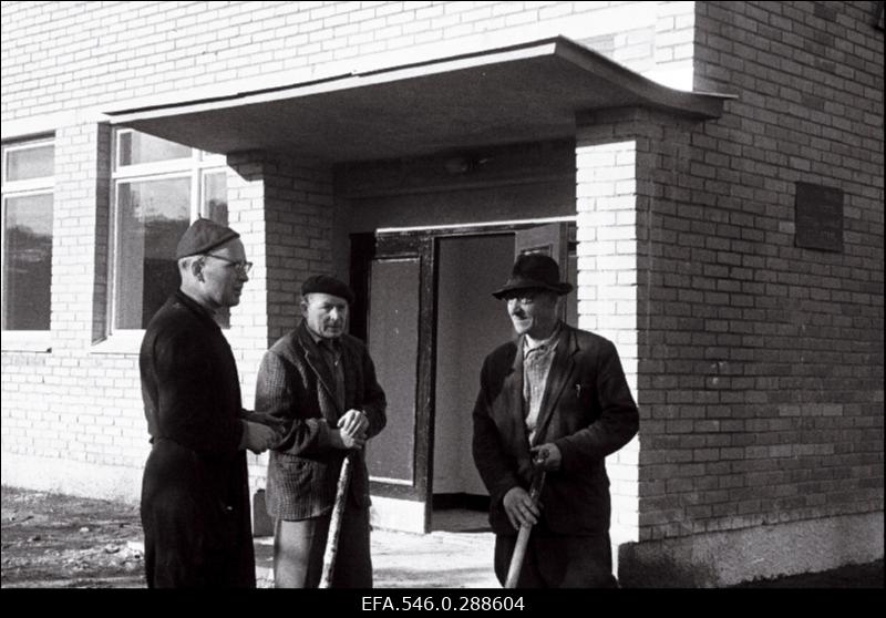 Risti 8-klassilise kooli uue maja korrastamise hoogtööpäevak lapsevanematele.