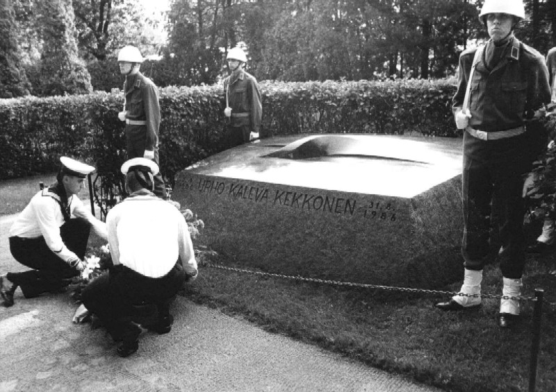 KSS Wismar 209 - Sailors of the GDR navy ship "Wismar" lay down a wreath at Urho Kekkonens grave, while their ship is moored in Helsinki harbor during an official visit.