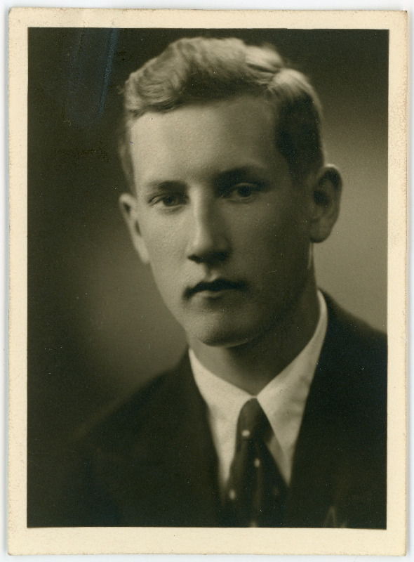 Engelbrecht, Hardy Boris, sünd 1918. Portreefoto välispassi saamiseks esitatud avalduse juurde