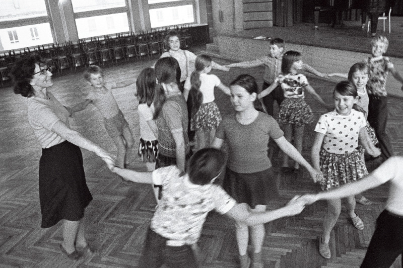 Eesti NSV teeneline õpetaja Niina Raadik Tallinna 46. Keskkoolis rahvatantsutundi andmas.