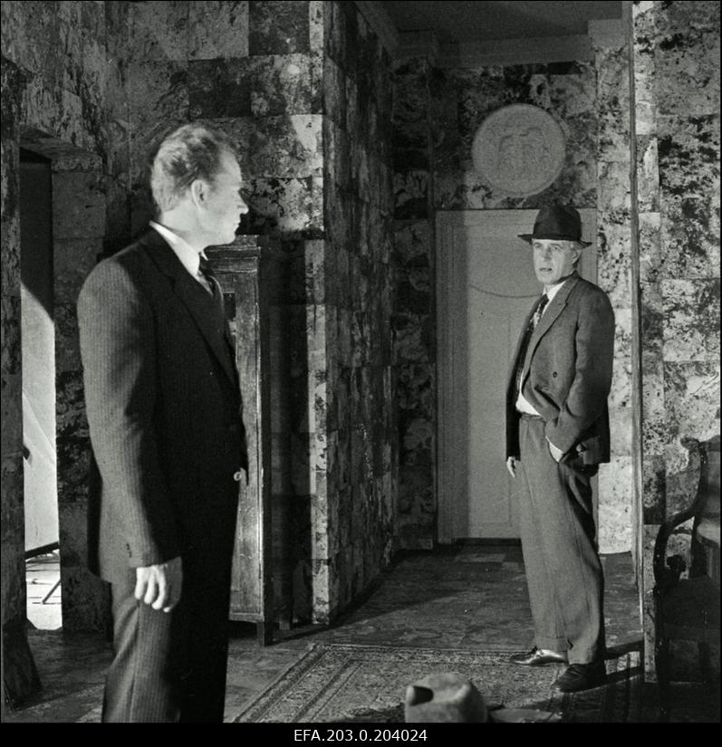 Stseen Tallinnfilmi mängufilmist "Bande". Teineteist piidlevad Ned Beamount (Tõnu Kark) ja Paul Madving (Aarne Üksküla).