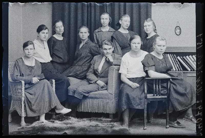 Grupp inimesi, (foto tellija Mikiver Väike-Maarjast).