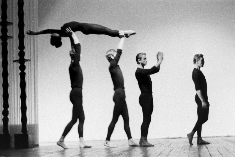 Stseen J. S. Bachi muusikale loodud balletist "Kontsert valges" RAT Vanemuises.