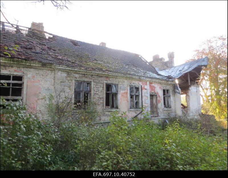 Pihtla mõisa lagunenud peahoone