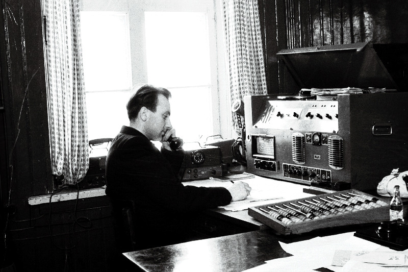 Helme masina-traktorijaama dispetšer E. Roosen kontrollib raadiojaama Urožai tööd.