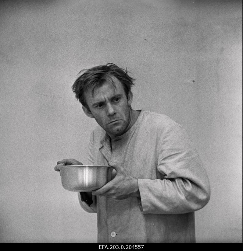 Stseen hullumajas Tallinnfilmi mängufilmist "Hullumeelsus". Toimetaja - Valeri Nossik.