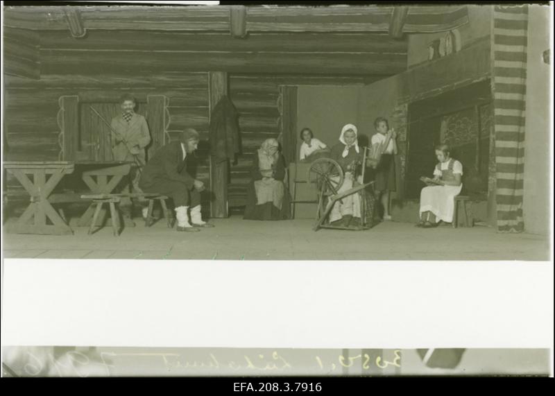 Näidendi Libahunt lavastus Paide Ühisgümnaasiumis.