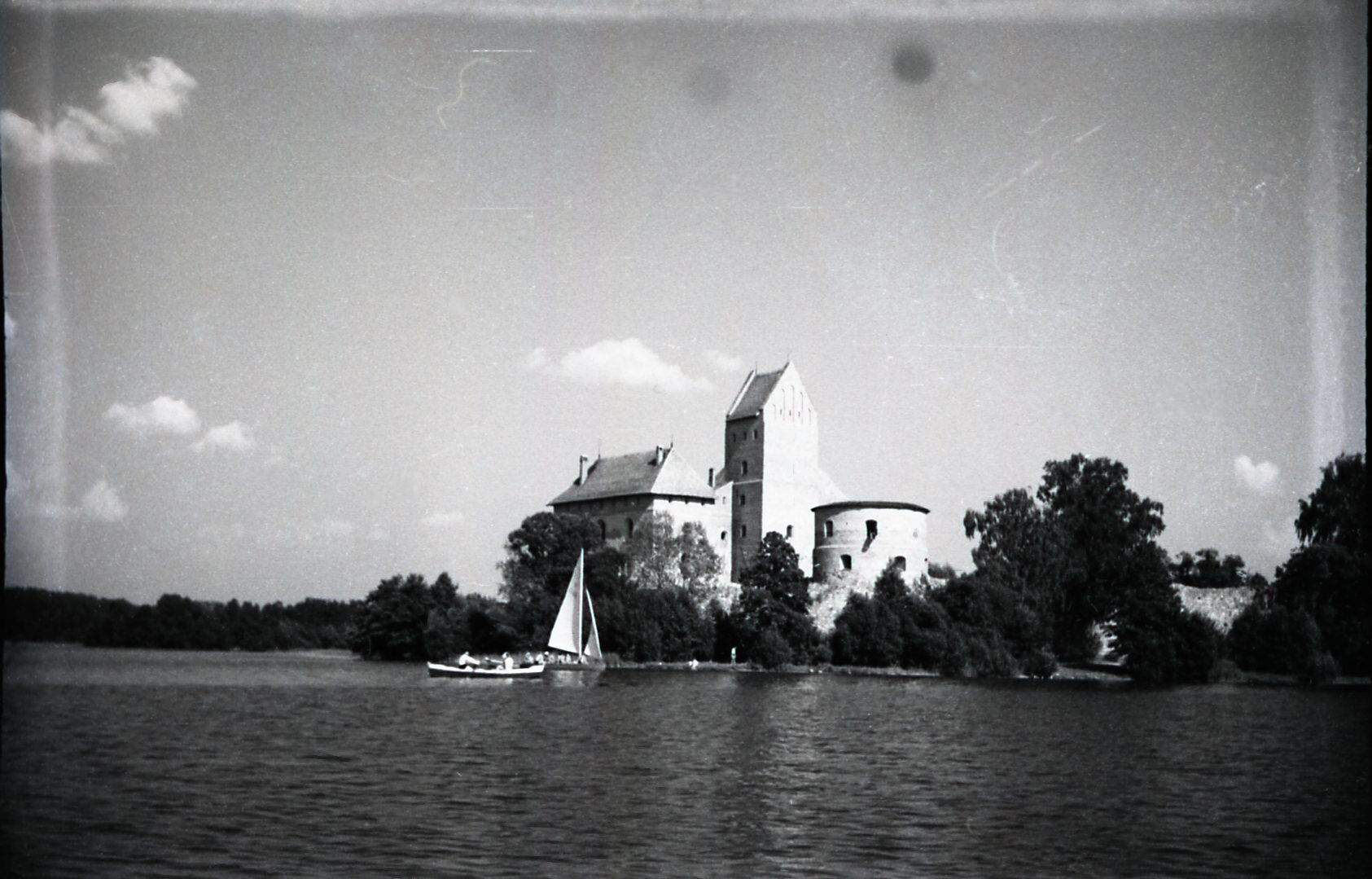 Negatyvas. Trakų salos pilis 1964 metais. Pilies panorama nuo kelio Trakai – Vievis.