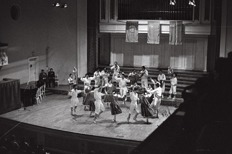 Nõukogude Liidus korraldatud Portugali päevade raames toimunud kontserdil Tallinnas esineb Madeira saare rahvakunstiansambel.