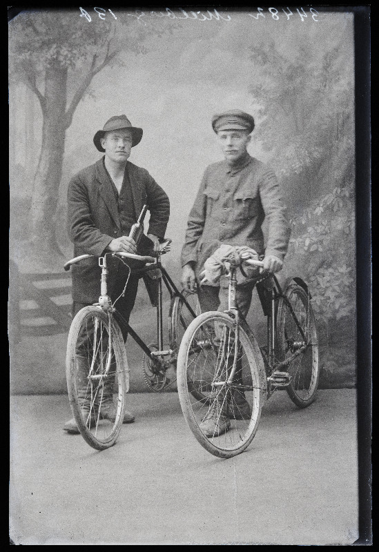 Kaks meest jalgratastega, (foto tellija Mielberg).