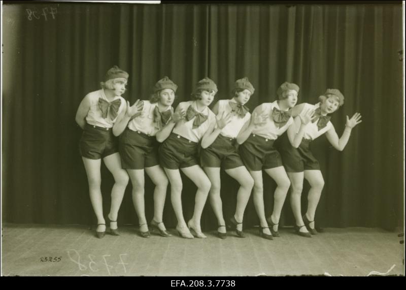 Paide tantsuõpetaja L.Schwartzi tantsurühm.