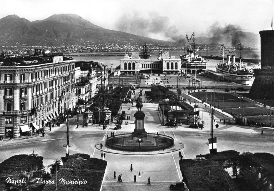 Napoli, Piazza Municipio 18 - lang