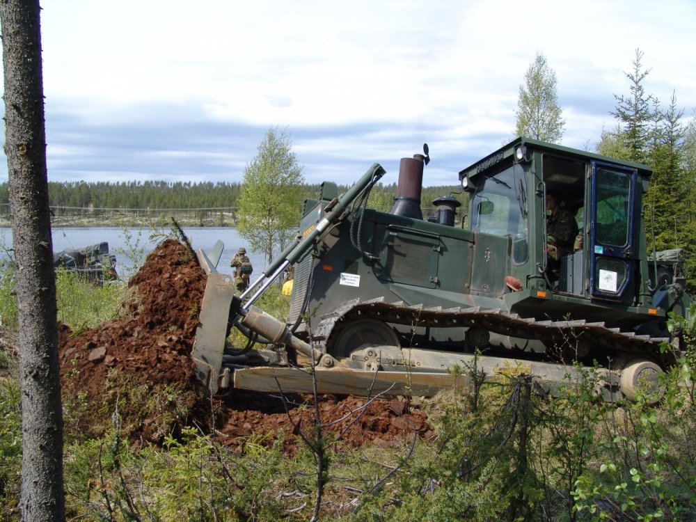 Een Hanomag D680E-rupsdozer bereidt voor 43 Gemechaniseerde Brigade de toerit voor een doorwading voor.