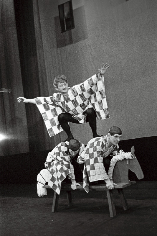 Eesti NSV Riikliku Noorsooteatri näitlejad J. Järvet (seisab), M. Tuuling (vasakul) ja R. Allabert P. Kohouti komöödias „80 päevaga ümber maailma.“.