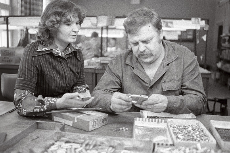 Tootmiskoondise "Vasar" lukutsehhi meister, tsehhi parteiorganisatsiooni sekretär Malle Liimann ja koostelukksepp rahvakontrollgrupi esimees Arvo Kägo tabalukkude kvaliteeti kontrollimas.