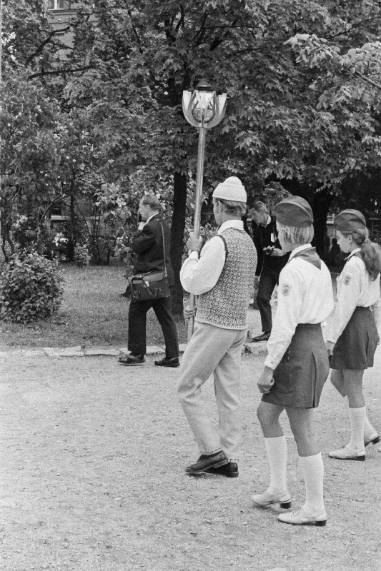 Eesti NSV III koolinoorte laulu- ja tantsupeost osavõtjate esindajad peotõrvikuga.