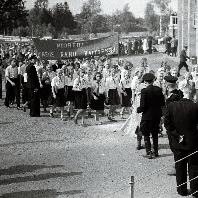 XIII üldlaulupeost osavõtjate rongkäik Lauluväljakul.