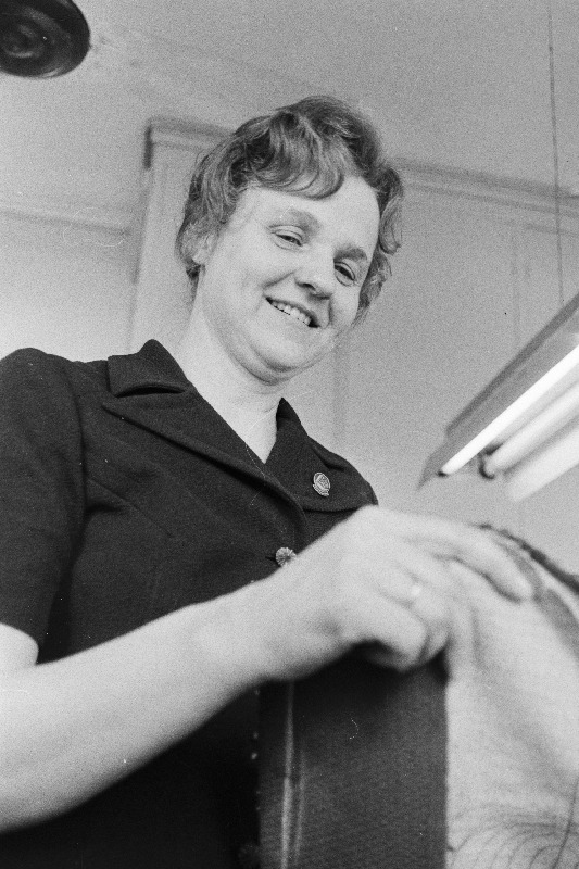 Individuaalõmblusvabriku Lembitu Tööpunalipu ordeni kavaler, juurdelõikaja Silvi Virtman.