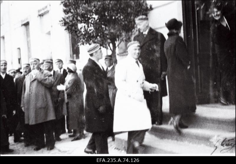 Korporatsiooni Fraternitas Estica vilistlased konvendihoone ees Kompanii tänaval.