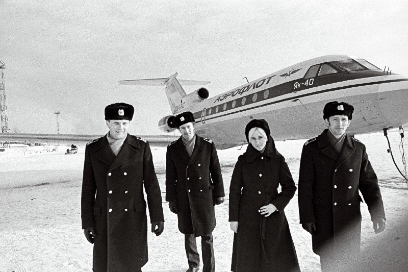 Eesti Vabariikliku Tsiviillennunduse Tootmiskoondise lennuki JAK-40 meeskond (vasakult): lennuki komandör, Punatähe ordeni kavaler Elvo Otti, pardamehaanik Juri Bespalov, stjuuardess Larissa Gnezdova ja teine piloot Aleksandr Kobatšenkov.