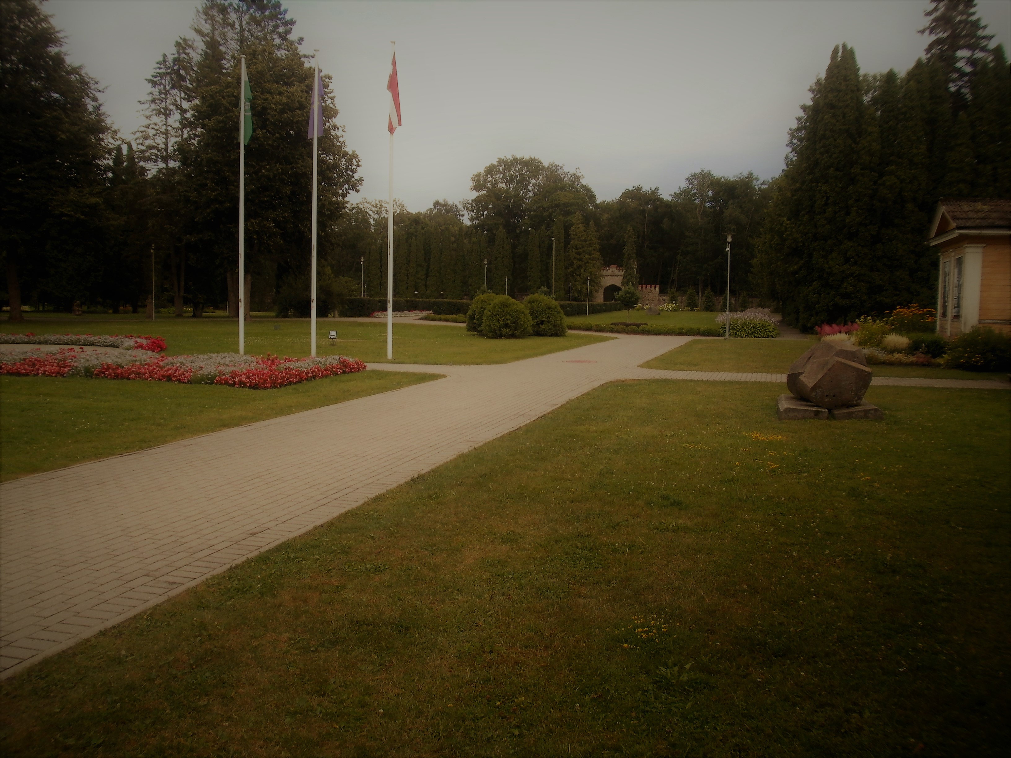 Sigulda ordulinnus. II eeslinnus. 8 - Vaade eeslinnuse hoovi keskelt lõunakagusse kunagise värava asukoha poole.