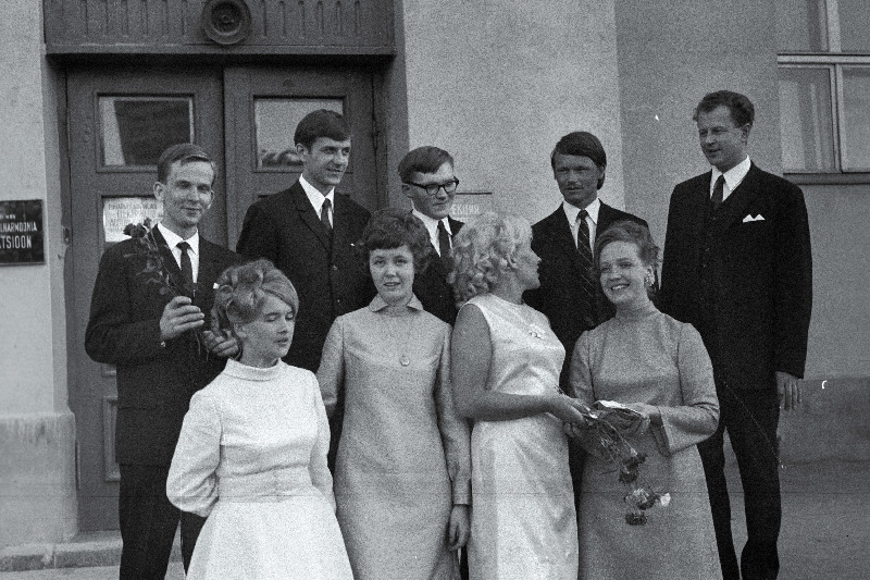 Grupp Tallinna Riiklik Konservatooriumi lõpetajaid. Esimene rida vasakult: 2. Tiiu Heinsalu (viiuli eriala), 4. Victoria Meigas (koori juhtimine); teine rida vasakult: 2. Toivo Peaske (klaver), 3. Alo Põldmäe (kompositsiooni eriala).